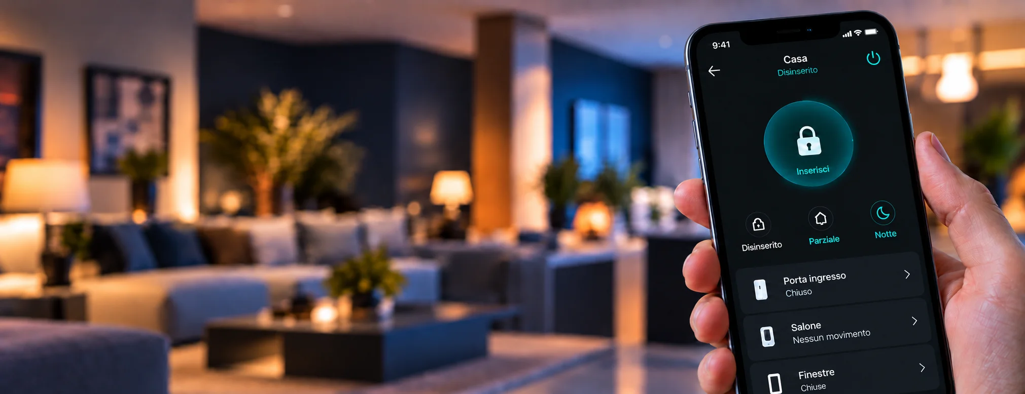 Mano che usa l'app per gestire l'allarme Risa Allarm da smartphone